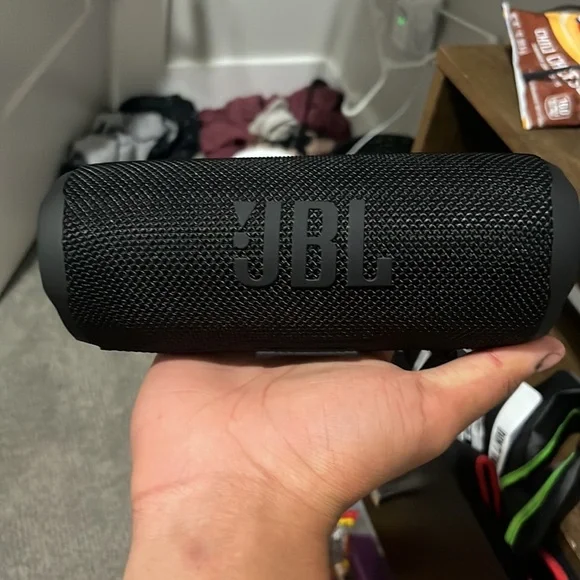 Jbl flip six brand new in box!! - Picture 3 of 4